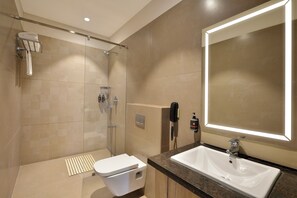 Habitación doble Deluxe, vista a la ciudad | Baño | Regadera, amenidades de baño gratuitas, secadora de cabello, toallas 