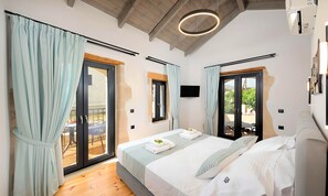 Un dormitori amb llit, cortines, una làmpada al sostre i vistes per la finestra.