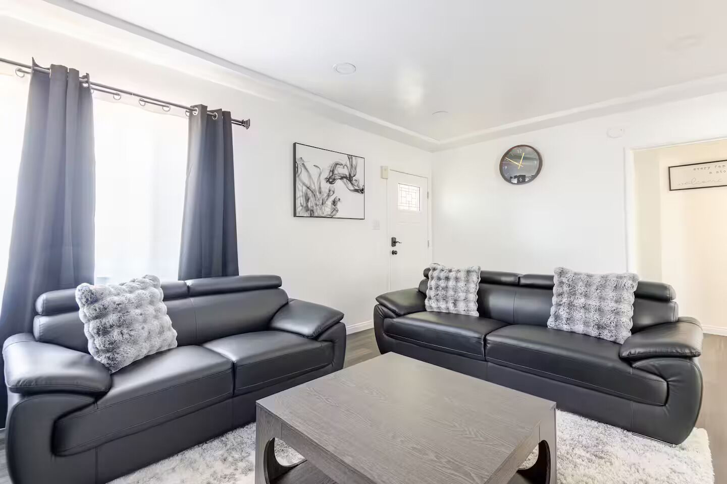 TV connectée, cheminée, chaîne hi-fi