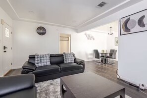 Smart TV, chimenea y estéreo 