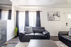 Smart TV, chimenea y estéreo 