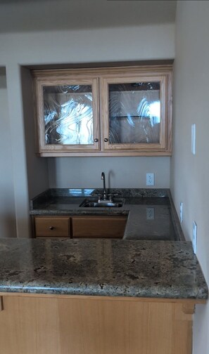 Sèche-cheveux, serviettes fournies, savon, papier toilette