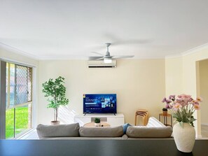 TV, stereo - Riverview Modern Haven | Entire 4BR Home (Riverview)