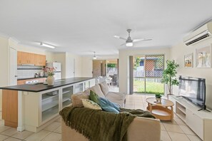 TV, stereo - Riverview Modern Haven | Entire 4BR Home (Riverview)
