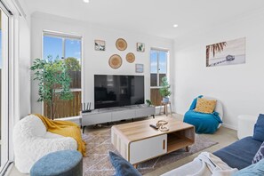 TV - Modern Logan Reserve Retreat (Logan Reserve)