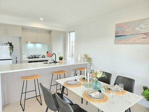 Dining - Spacious 4BR Family Base - BNE-GC Gateway (Logan Reserve)