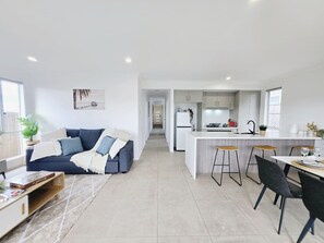 TV - Spacious 4BR Family Base - BNE-GC Gateway (Logan Reserve)