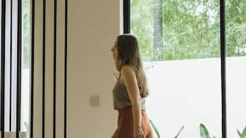 Luxe villa, 2 slaapkamers | Woonruimte | Een 20-inch smart-tv met digitale zenders