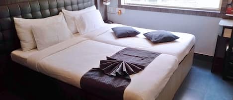 Skrivebord for bærbar PC og wi-fi (inkludert)