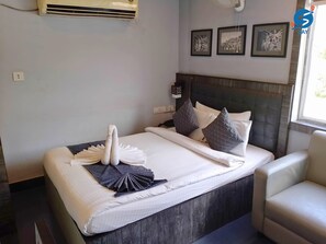 Espacio para trabajar con laptop y wifi gratis 