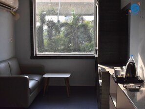 Espacio para trabajar con laptop y wifi gratis