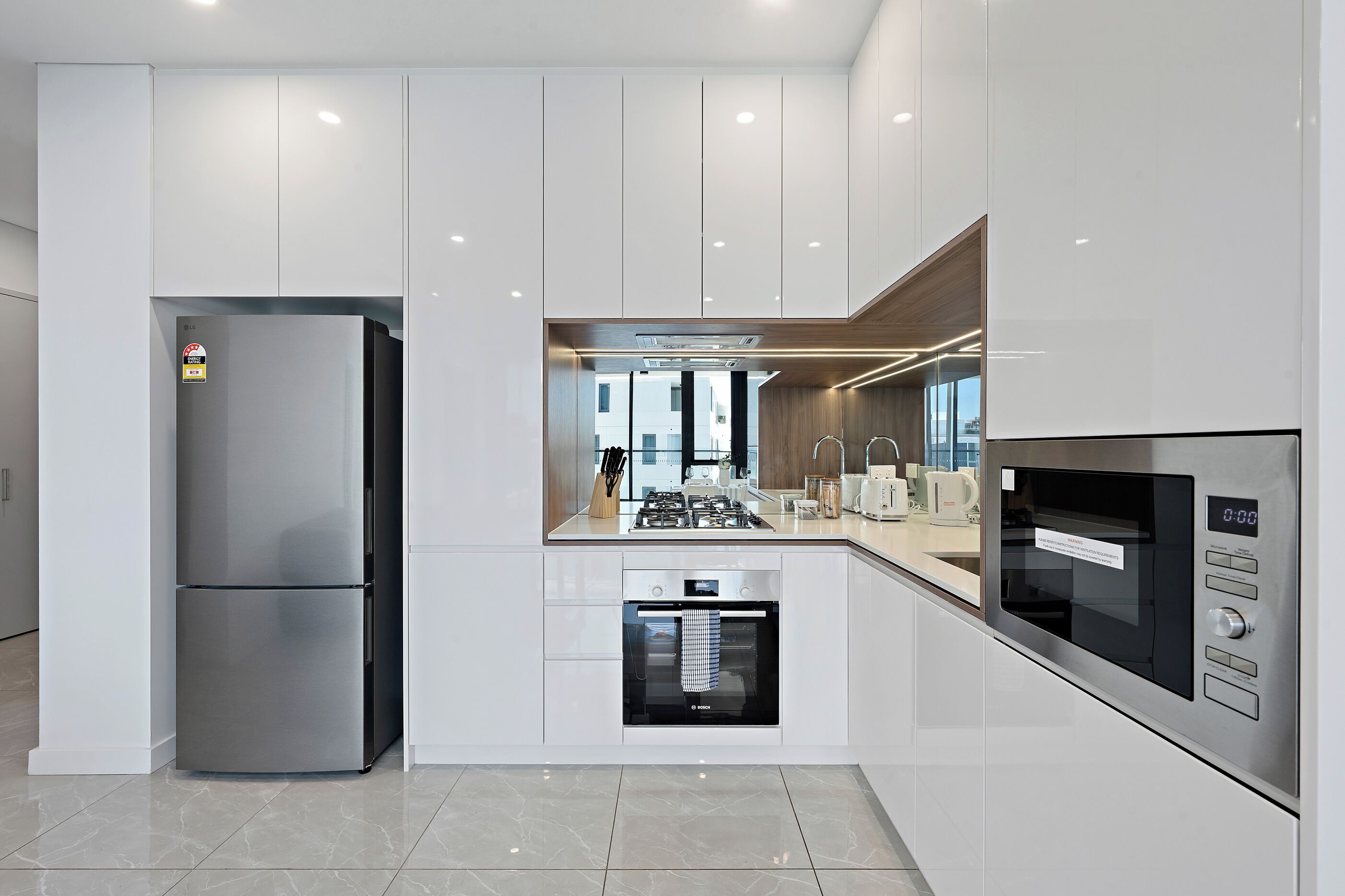 Frigorifero, microonde, forno, piano cottura