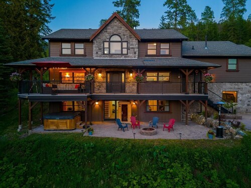 Exclusive Mountain Ranch Lodge | 7 mins to Silver Star | Ideal for Big Groups