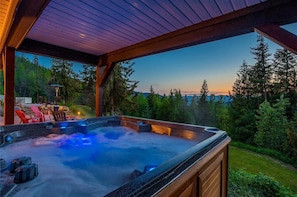 Outdoor spa tub - Exclusive Mountain Ranch Lodge | 7 mins to Silver Star | Ideal for Big Groups (Vernon)
