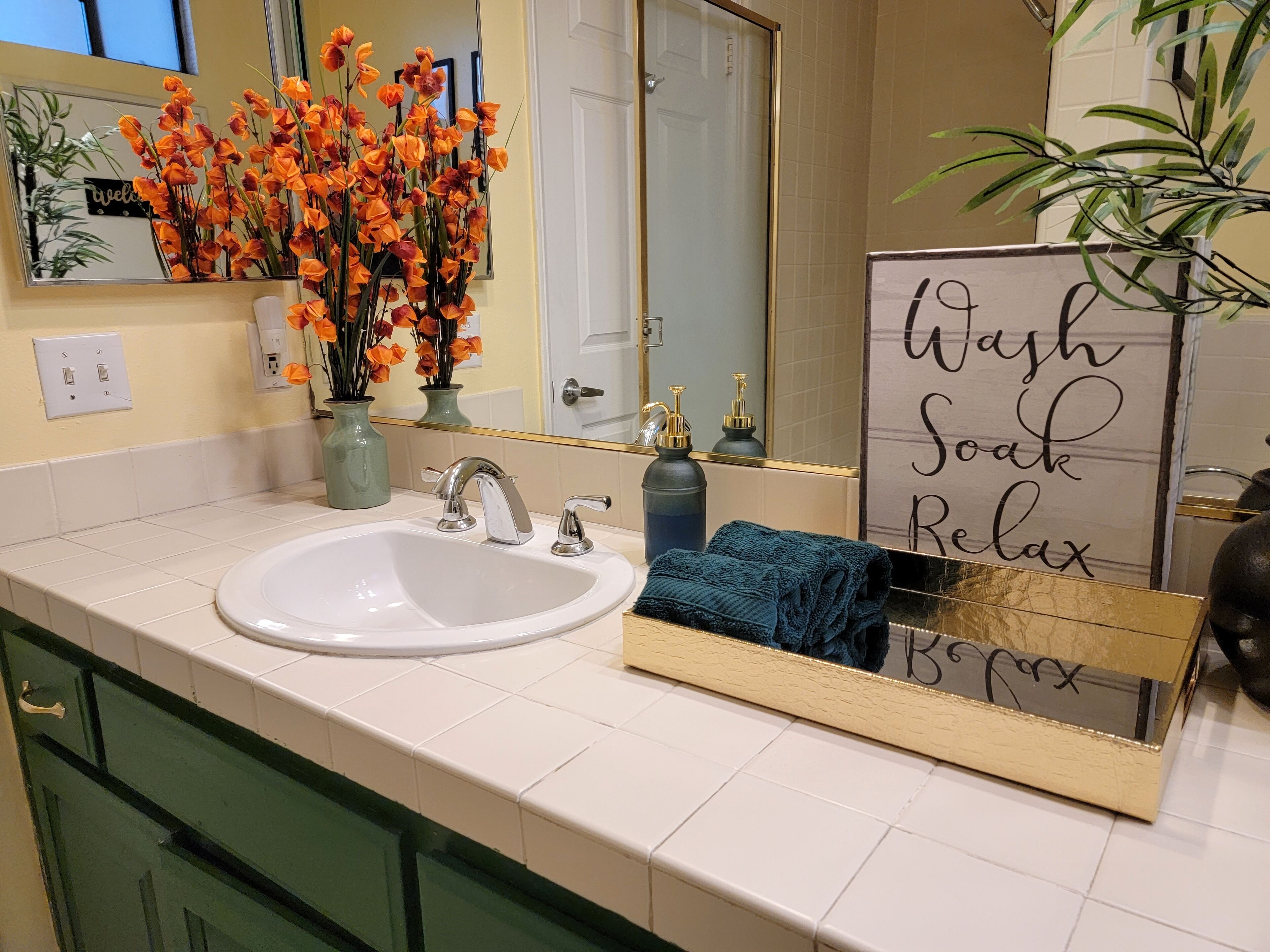 Sèche-cheveux, serviettes fournies, savon, papier toilette