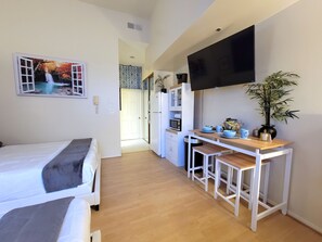 Iron/ironing board, WiFi, bed sheets