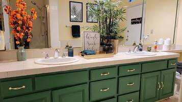 SĂšche-cheveux, serviettes fournies, savon, papier toilette