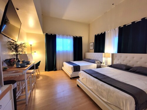Private Studio suite by Beverly Hills w 2 Queen beds. 5 minutes to Rodeo Drive!