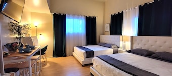Private Studio suite by Beverly Hills w 2 Queen beds. 5 minutes to Rodeo Drive!