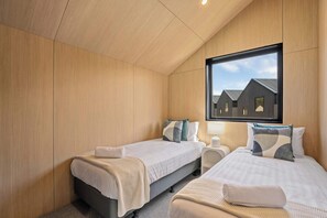 Een bureau, een strijkplank/strijkijzer, wifi, beddengoed