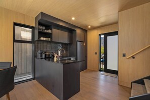 Fridge, microwave, oven, stovetop - Frankton Escape on Shearers (Queenstown)