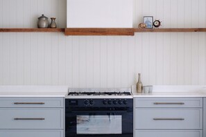 Private kitchen - Skippers Hideaway - A Peaceful Coastal Escape (The Entrance North)