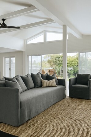 Living area - Skippers Hideaway - A Peaceful Coastal Escape (The Entrance North)