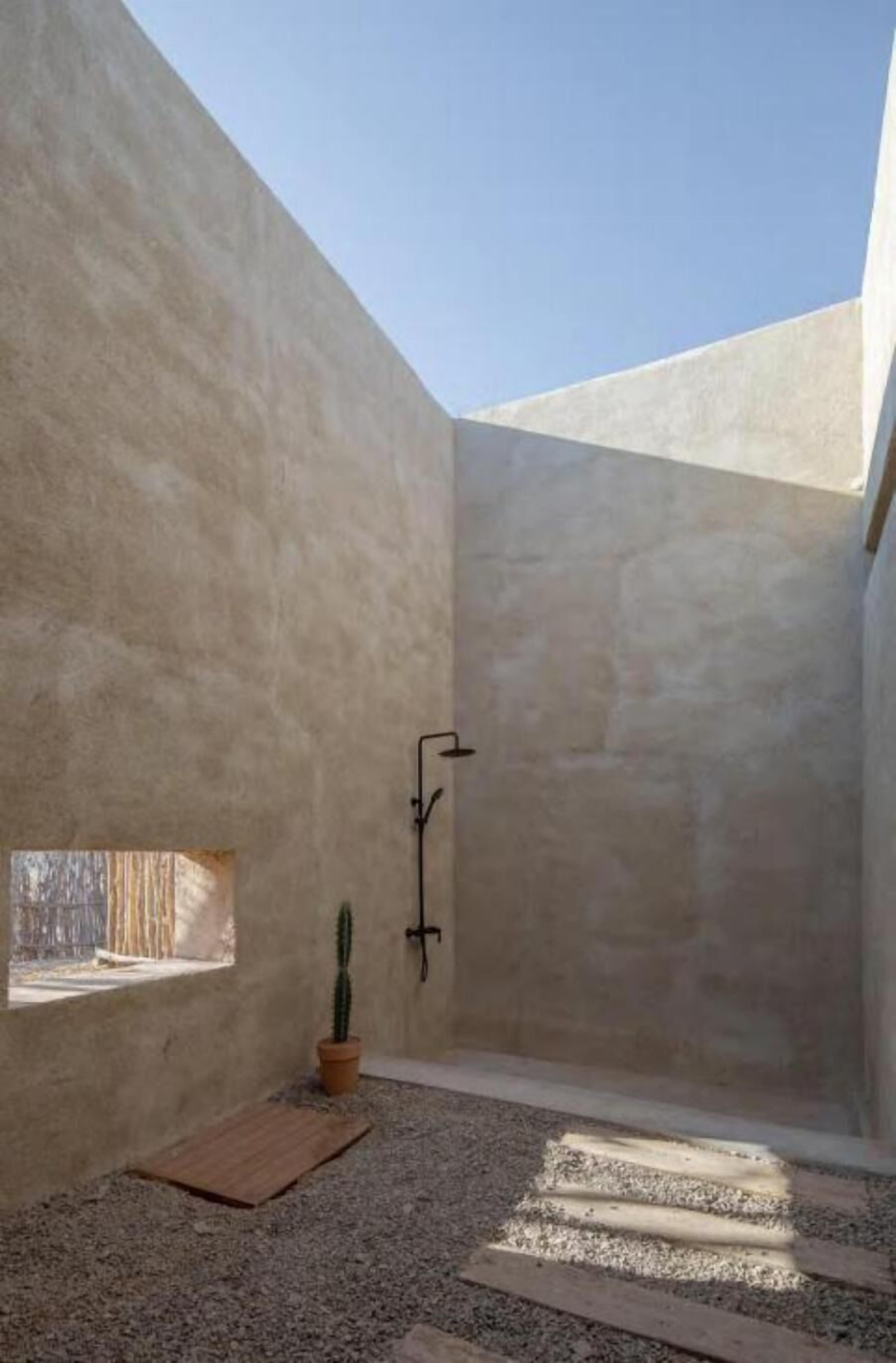 Doppia Standard, vista cortile | Minibar con snack e bevande gratuite, una scrivania, tende oscuranti