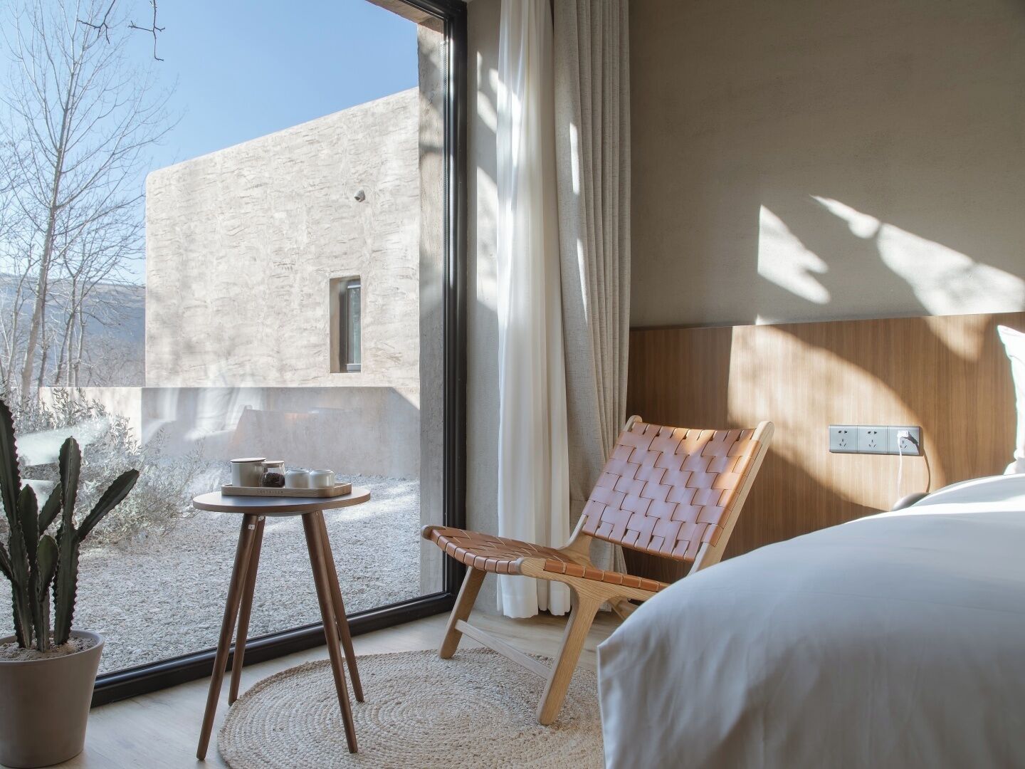 Chambre Double Confort, vue cour intérieure | Articles gratuits dans le mini-bar, bureau, rideaux occultants