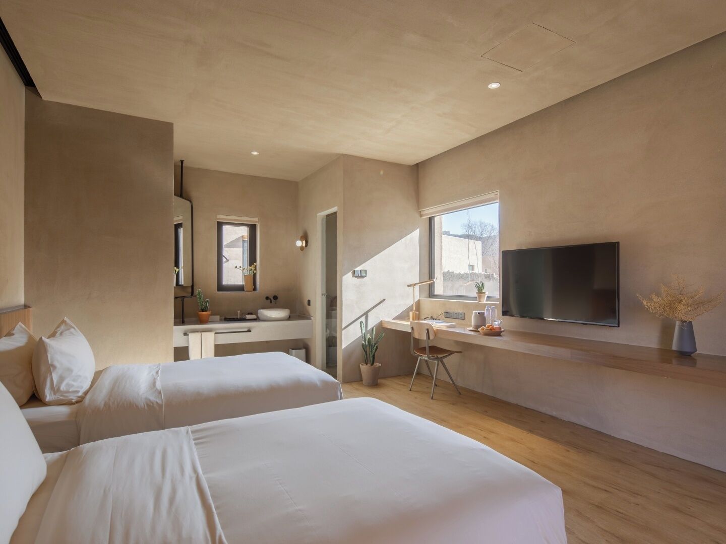 标准双床房, 庭院景观 | 迷你吧（备有免费物品）、办公桌、遮光窗帘、免费 WiFi