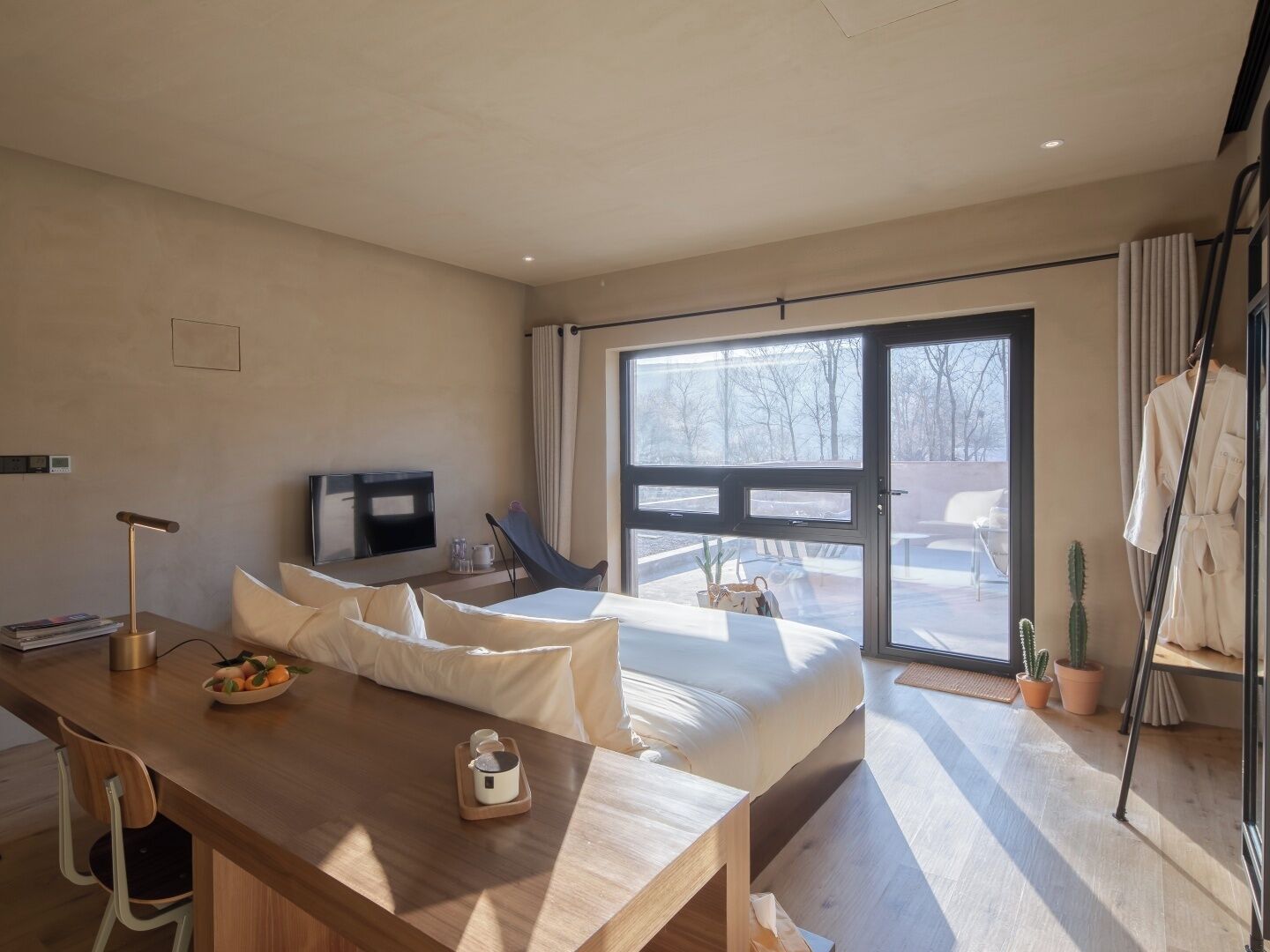 浪漫双人房, 庭院景观 | 迷你吧（备有免费物品）、办公桌、遮光窗帘、免费 WiFi