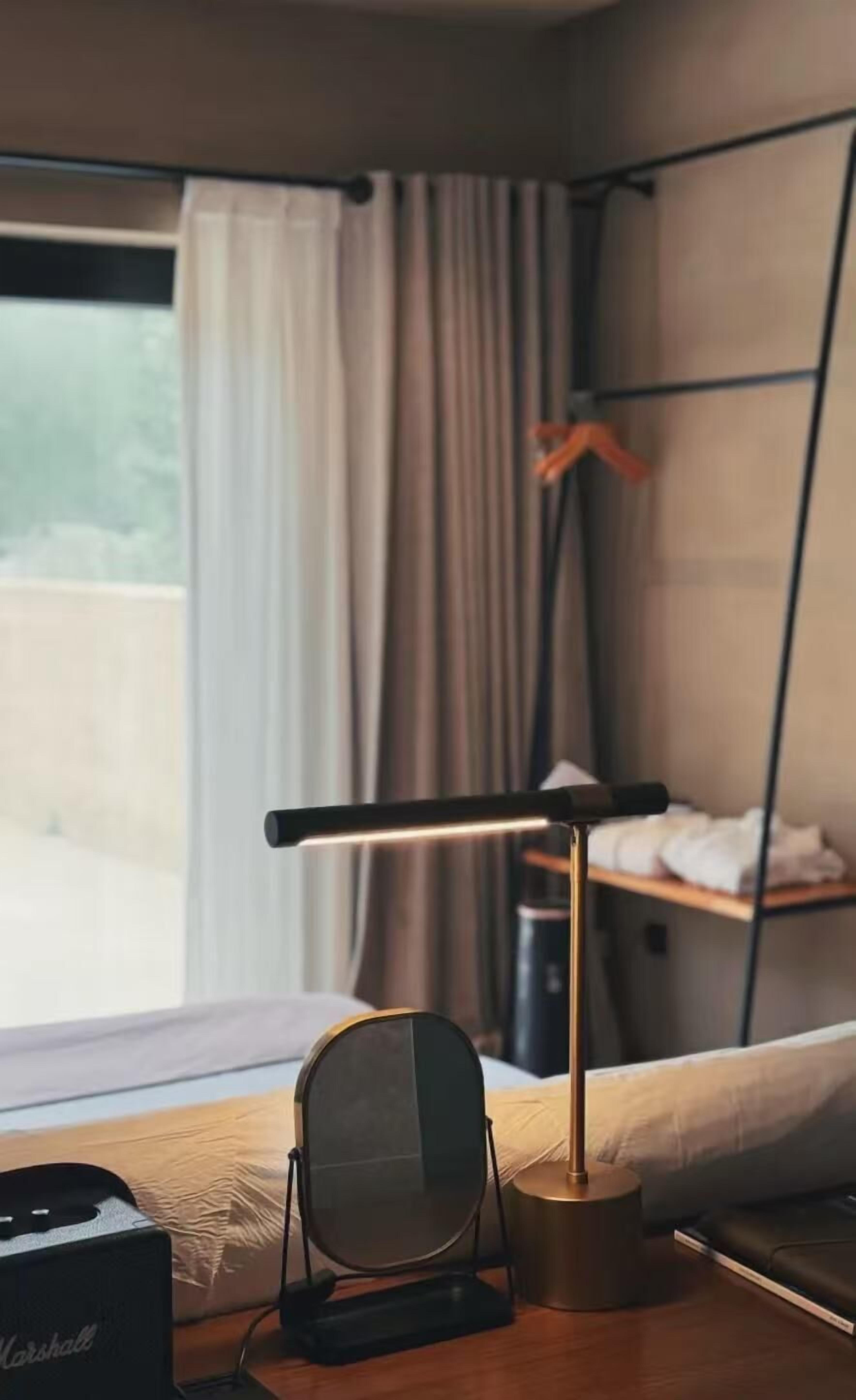 Doppia Romantica, vista cortile | Minibar con snack e bevande gratuite, una scrivania, tende oscuranti