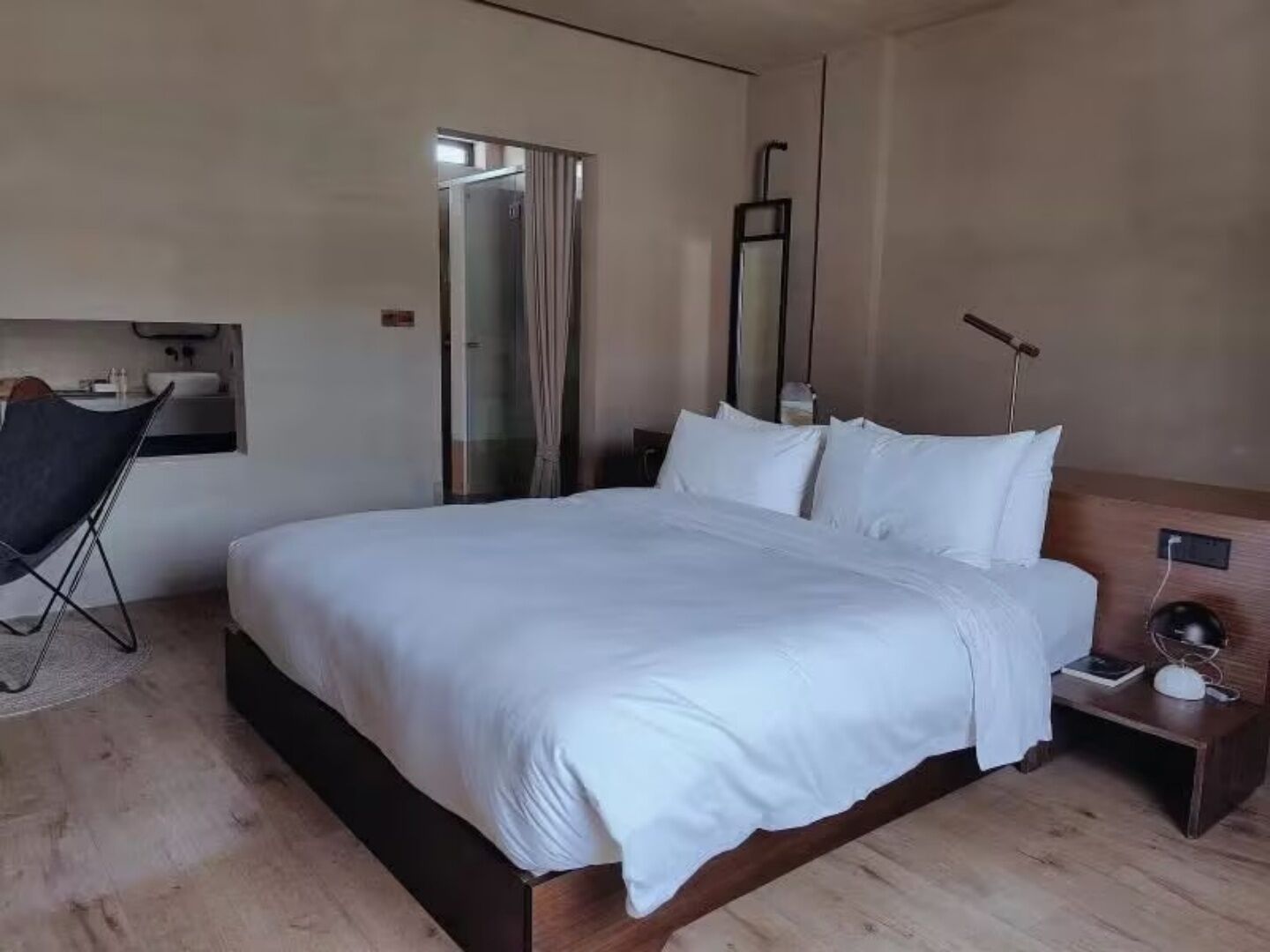 传统双人房, 庭院景观 | 迷你吧（备有免费物品）、办公桌、遮光窗帘、免费 WiFi