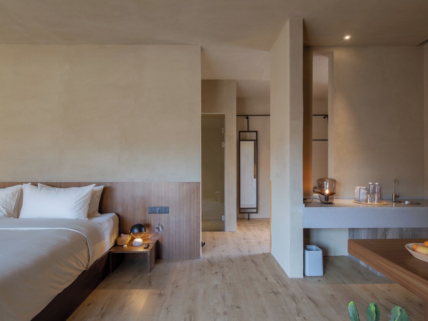 Chambre Double Classique, vue cour intérieure | Salle de bain | Articles de toilette gratuits, sèche-cheveux, peignoirs, chaussons