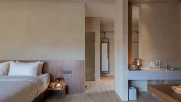 Chambre Double Classique, vue cour intérieure | Salle de bain | Articles de toilette gratuits, sÚche-cheveux, peignoirs, chaussons