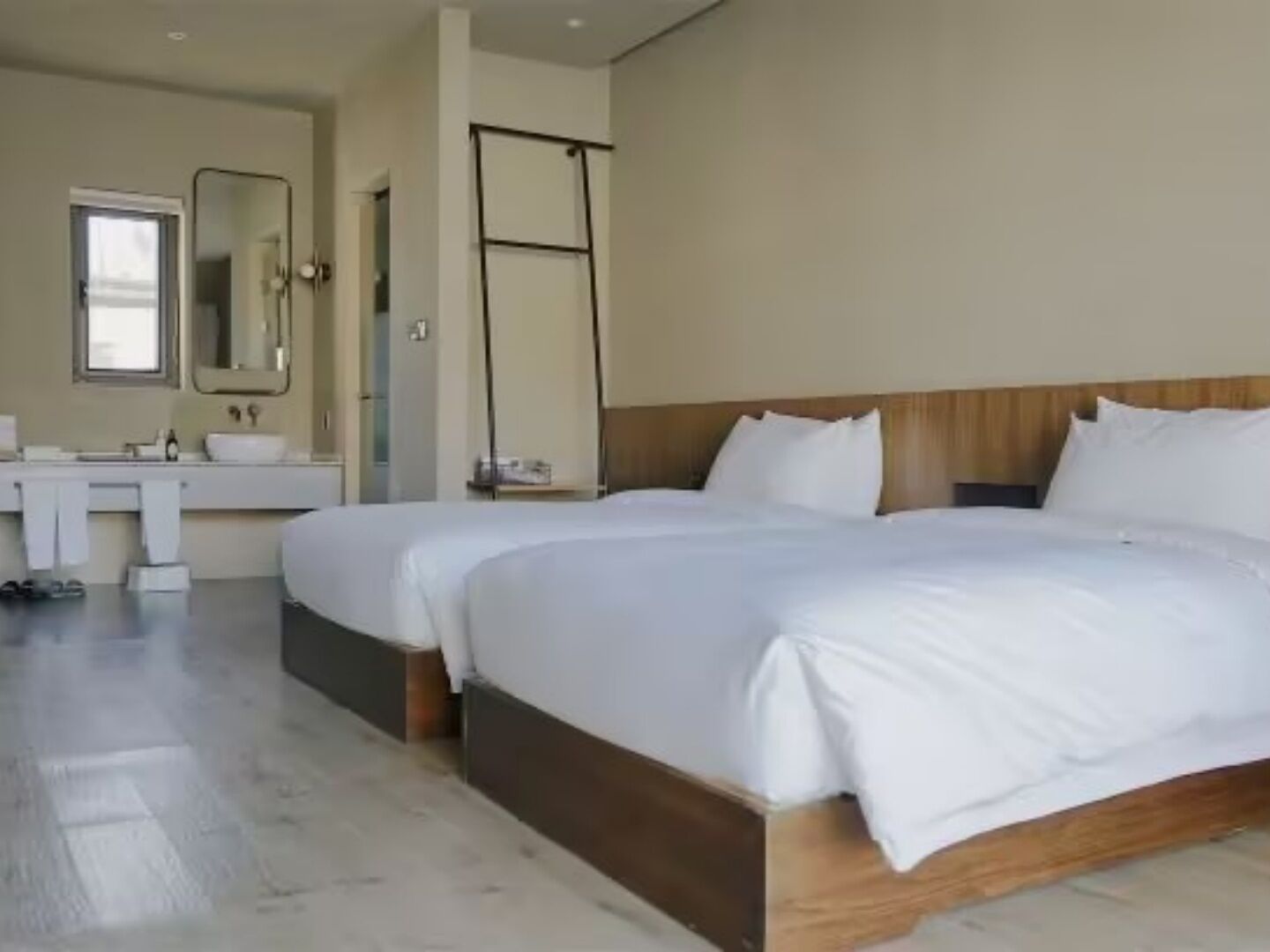 高级双床房, 庭院景观 | 迷你吧（备有免费物品）、办公桌、遮光窗帘、免费 WiFi