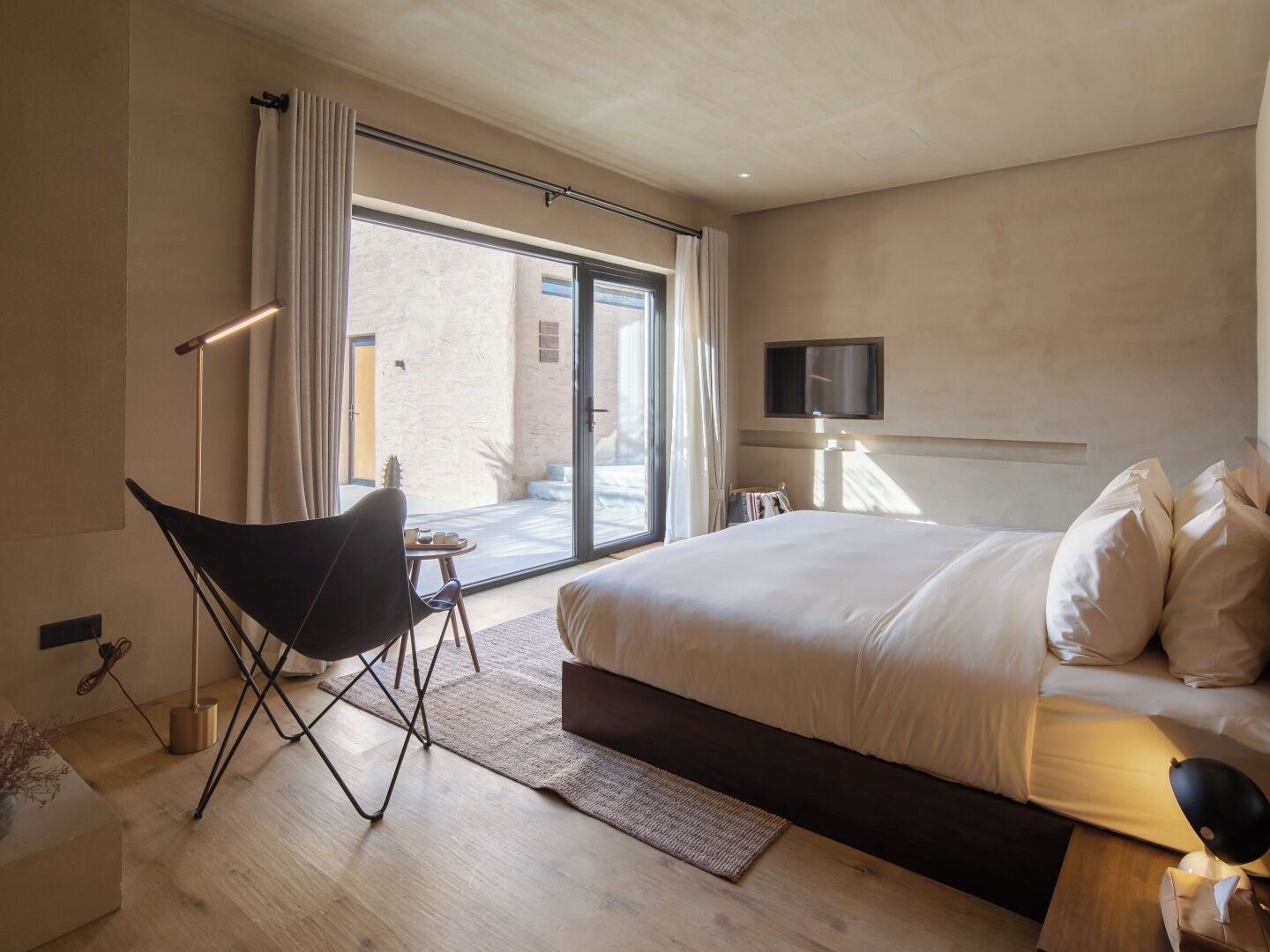 家庭双人房, 庭院景观 | 迷你吧（备有免费物品）、办公桌、遮光窗帘、免费 WiFi