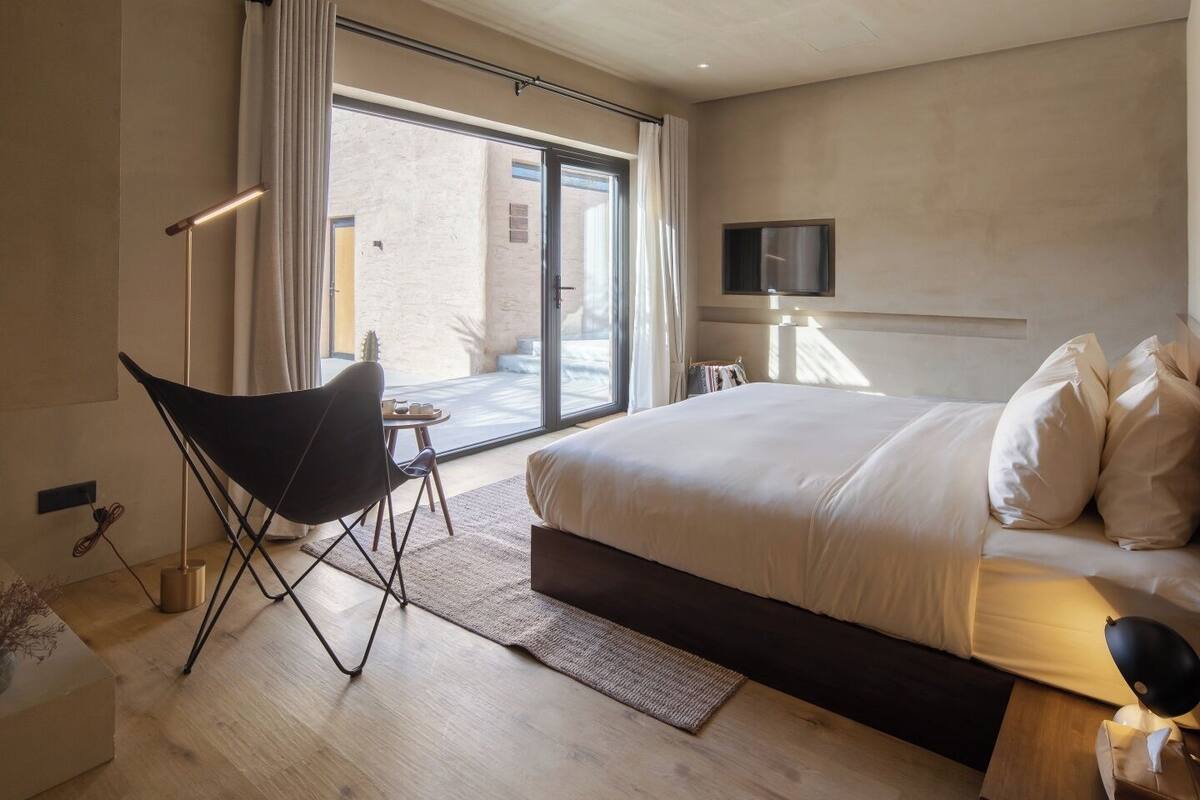 Familie-dobbeltværelse - udsigt til gårdsplads | Gratis minibar, skrivebord, mørklægningsgardiner, gratis Wi-Fi