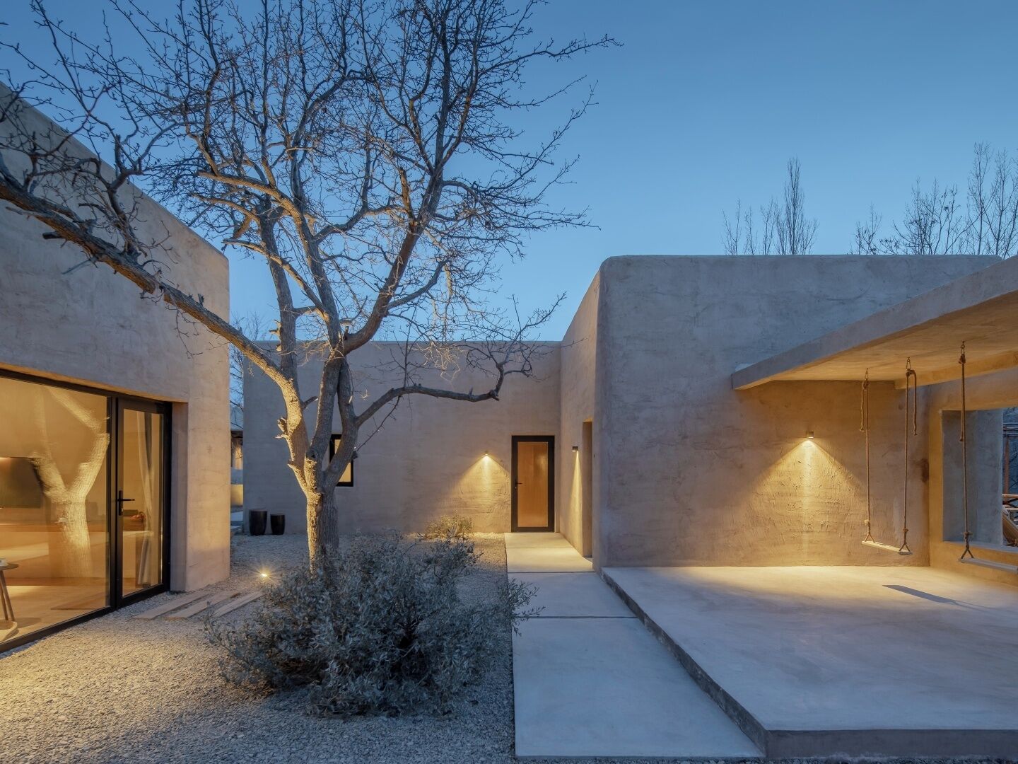 Un edificio moderno con diseño minimalista, que cuenta con ventanas amplias y un interior bien iluminado.