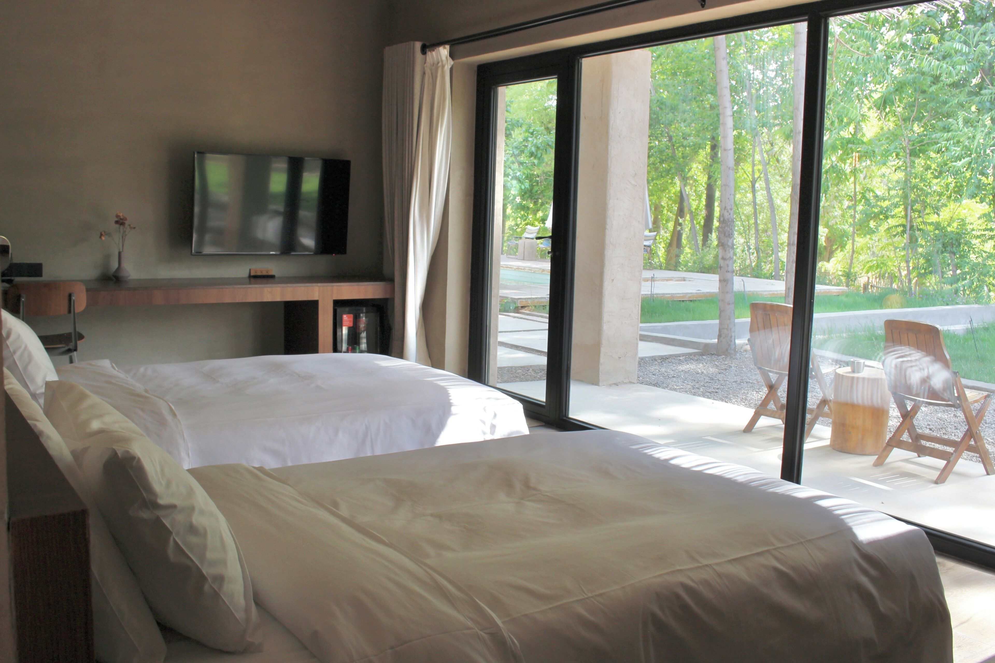 Habitación doble superior, vistas al patio | Edredones de plumas, minibar con artículos gratuitos, escritorio