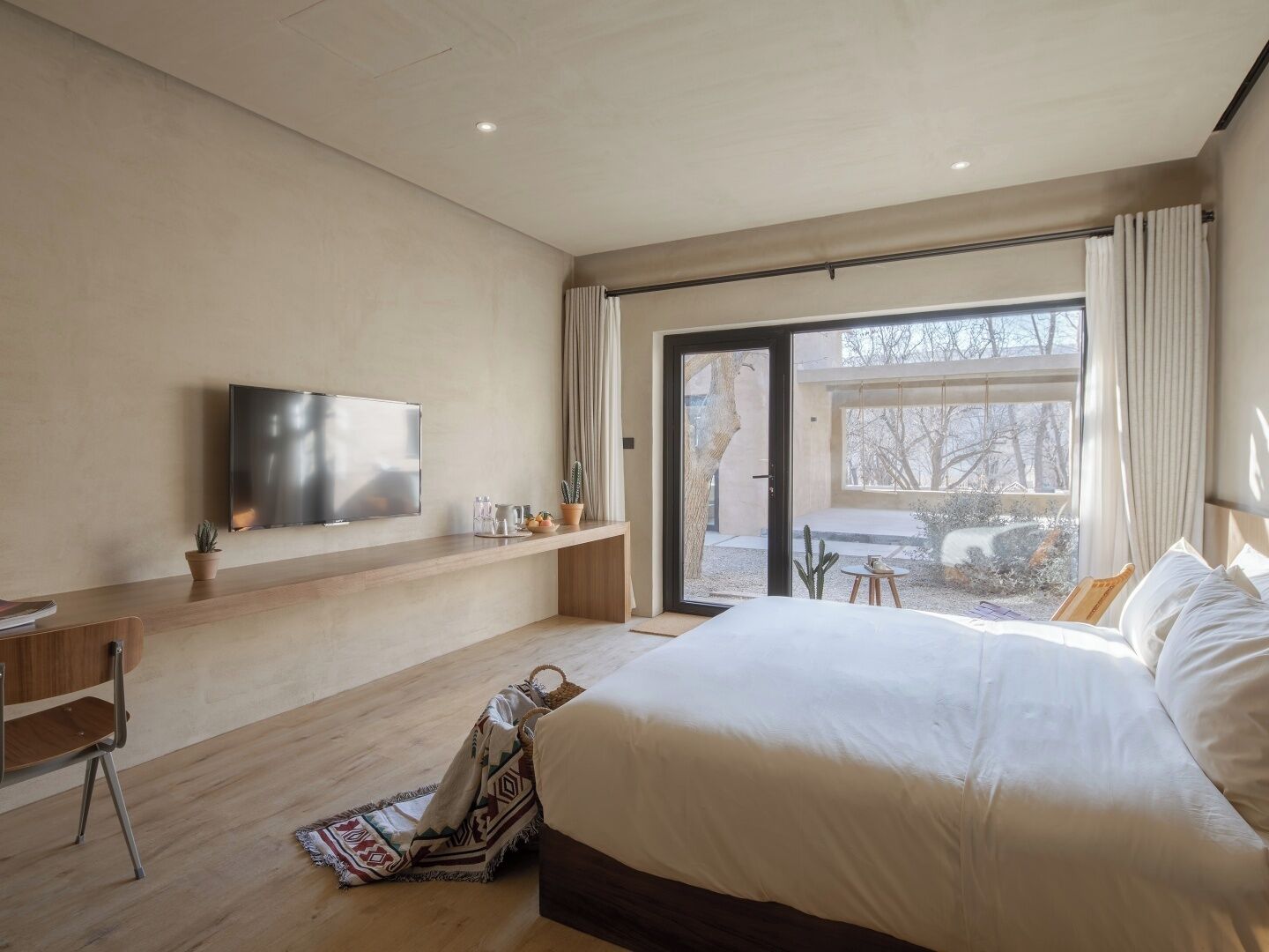 舒适双人房, 庭院景观 | 迷你吧（备有免费物品）、办公桌、遮光窗帘、免费 WiFi