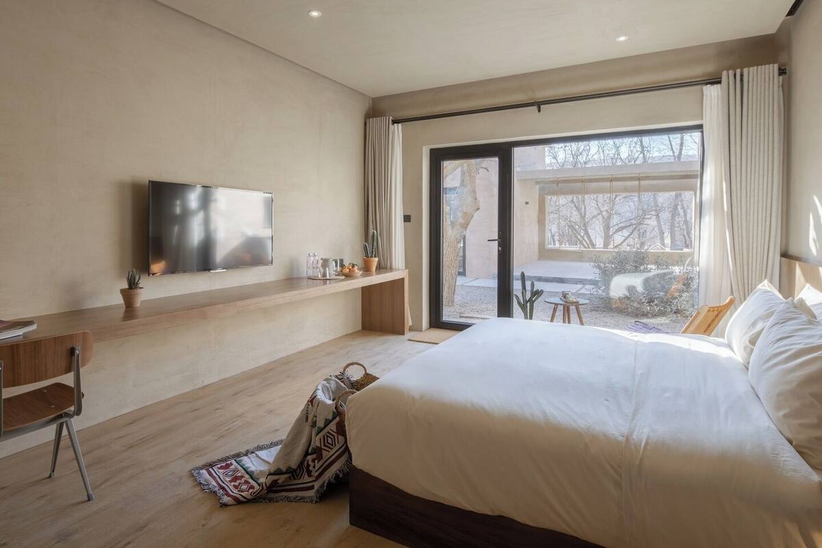 Comfort-dobbeltværelse - udsigt til gårdsplads | Gratis minibar, skrivebord, mørklægningsgardiner, gratis Wi-Fi