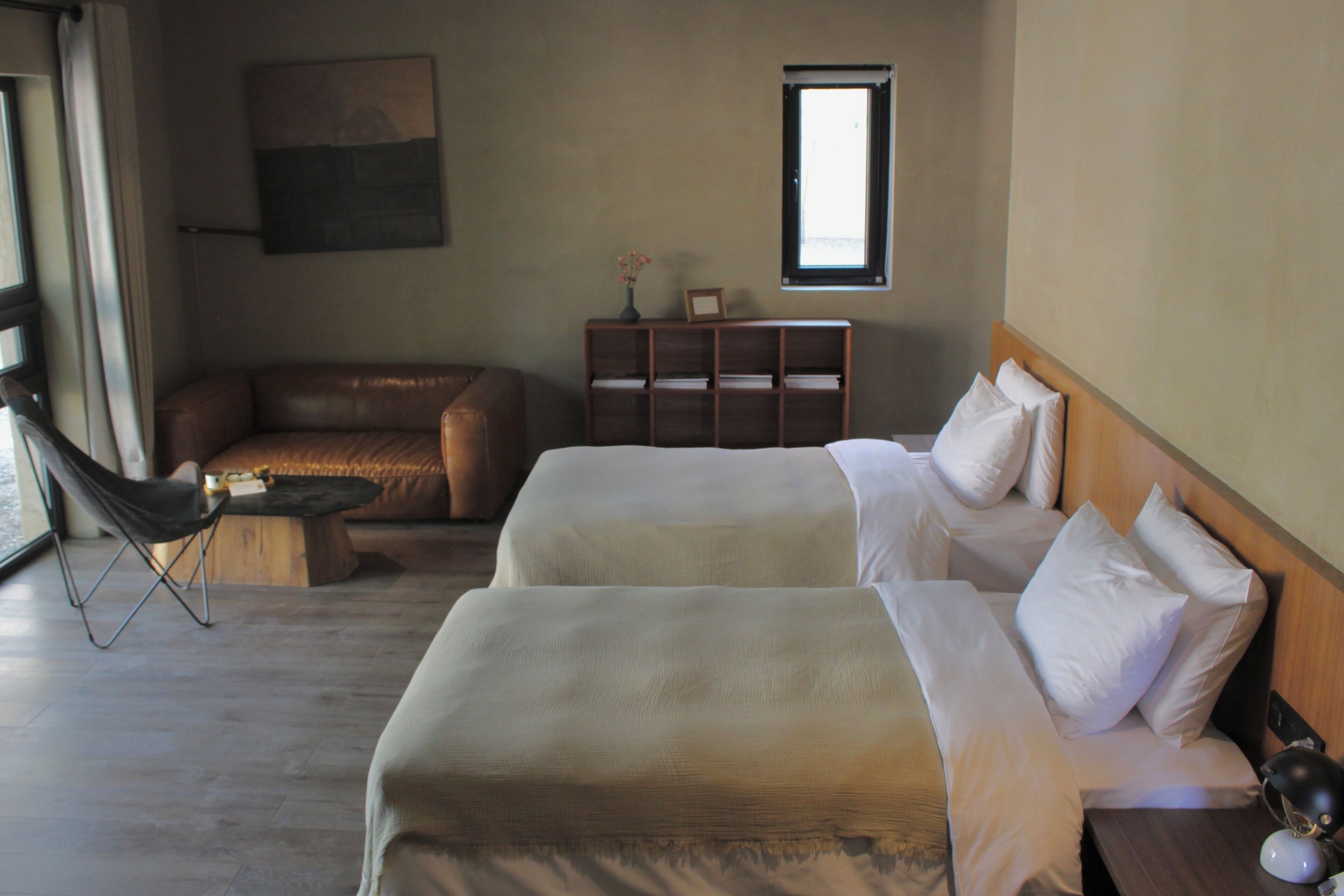 Habitación Confort doble, vistas al patio | Edredones de plumas, minibar con artículos gratuitos, escritorio