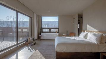 Kamar Double Mewah, pemandangan bukit | Minibar gratis, meja kerja, tirai kedap cahaya, dan Wi-Fi gratis