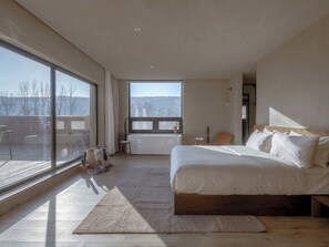 奢華雙人房, 山景 | 免費迷你吧、書桌、遮光布/窗簾、免費無線上網