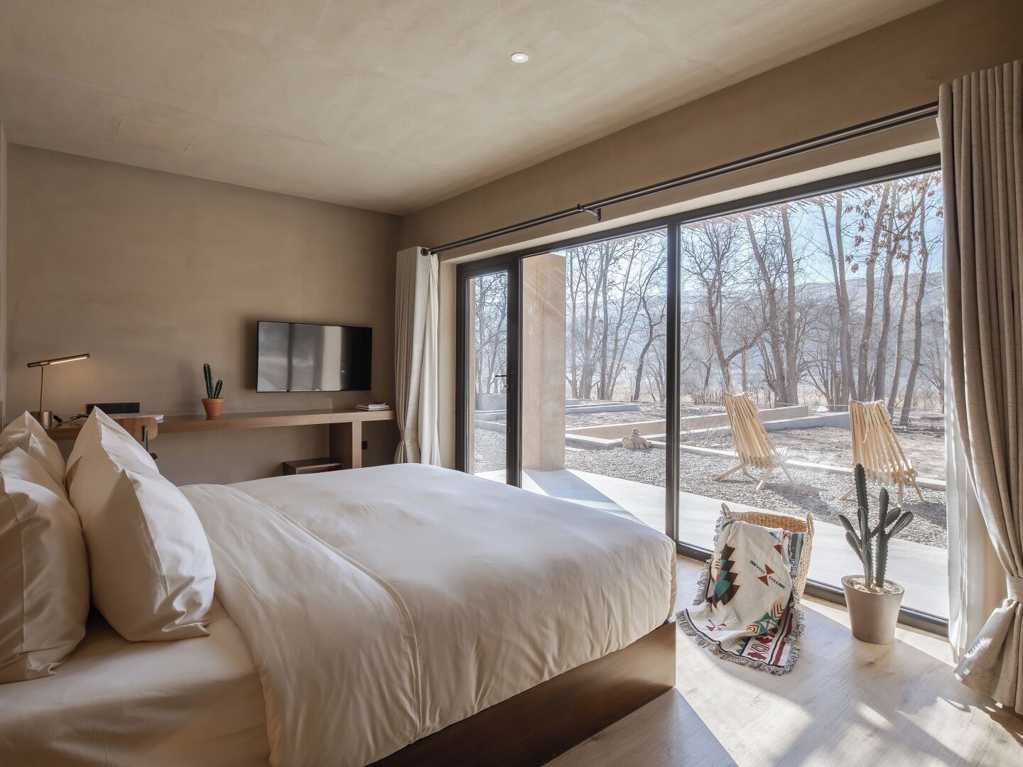 高级双人房, 庭院景观 | 迷你吧（备有免费物品）、办公桌、遮光窗帘、免费 WiFi