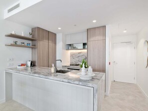 Fridge, microwave, oven, stovetop - Unbeatable River View from High Above 1BR/ Casino (Brisbane)