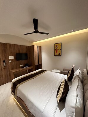 Quarto casal luxo, sacada | Escrivaninha, Wi-Fi de cortesia