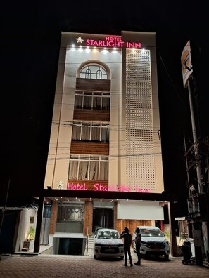 Mặt tiền nơi lưu trú