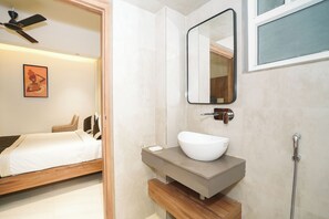 Executive Room | Bathroom | Towels, shampoo